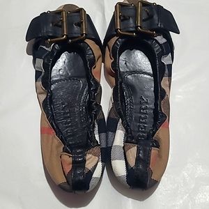 Burberry  flats with buckle